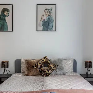 https://deluxe-quentin-apartment-next-to-the-synagogue.inbudapesthotels.com